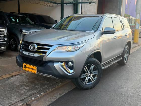 TOYOTA HILUX SW4 2.7 SRV 7 LUGARES 4X2 16V FLEX 4P AUTOMÁTICO TOYOTA HILUX SW4 2.7 SRV 7 LUGARES 4X2 16V FLEX 4P AUTOMÁTICO